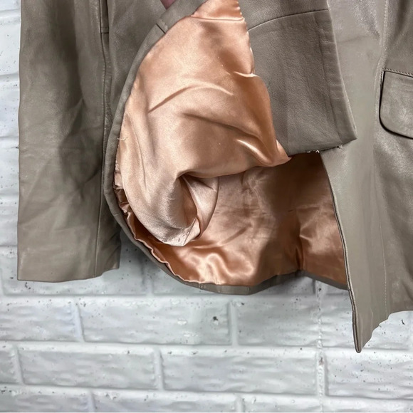 VINTAGE “REAL LEATHER” Smooth Light tan Leather Coat Size Medium Covered Buttons - Picture 9 of 9
